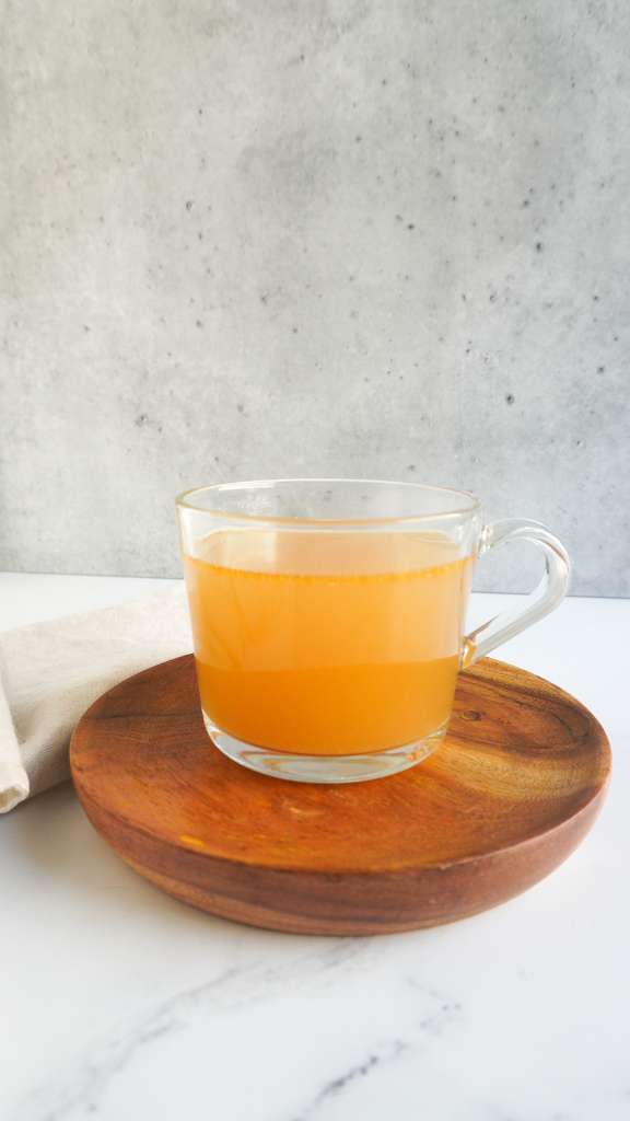 yakhni in clear cup with wooden tray