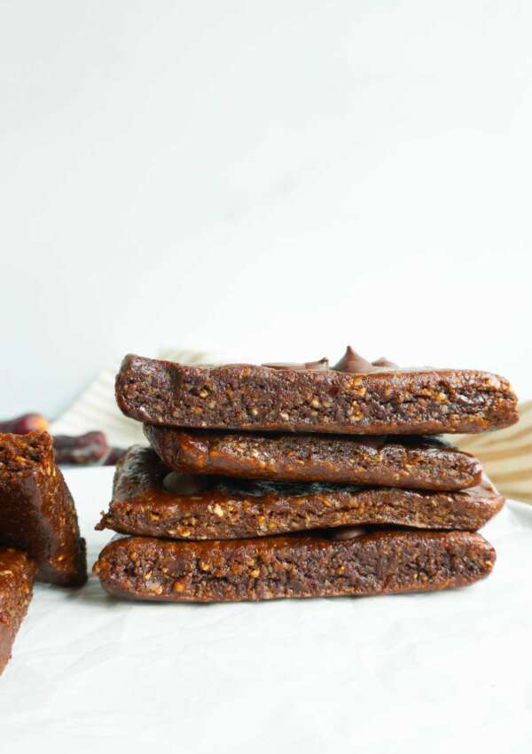 Side view of stacked date bars